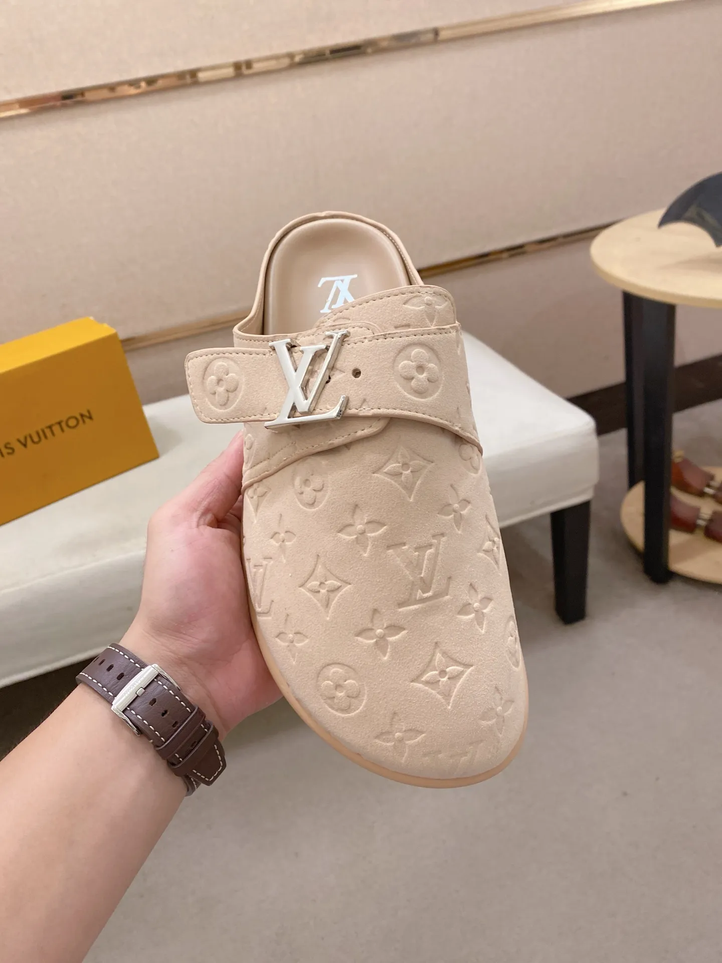 Men's shoes 💰: 360💰LV made 🔍Top purchasing agents, men's spring and summer slippers are available at the same counter. The uppers are made of Italian imported denim with logo graphics and high-quality craftsmanship. The soles are original soles specially provided by the original factory. The exclusive movable molded soles are super comfortable. Original factory follow-up products. 🔍🔍High quality. You can enter and exit the counter at will. Welcome to compare. The code number is 38-44.